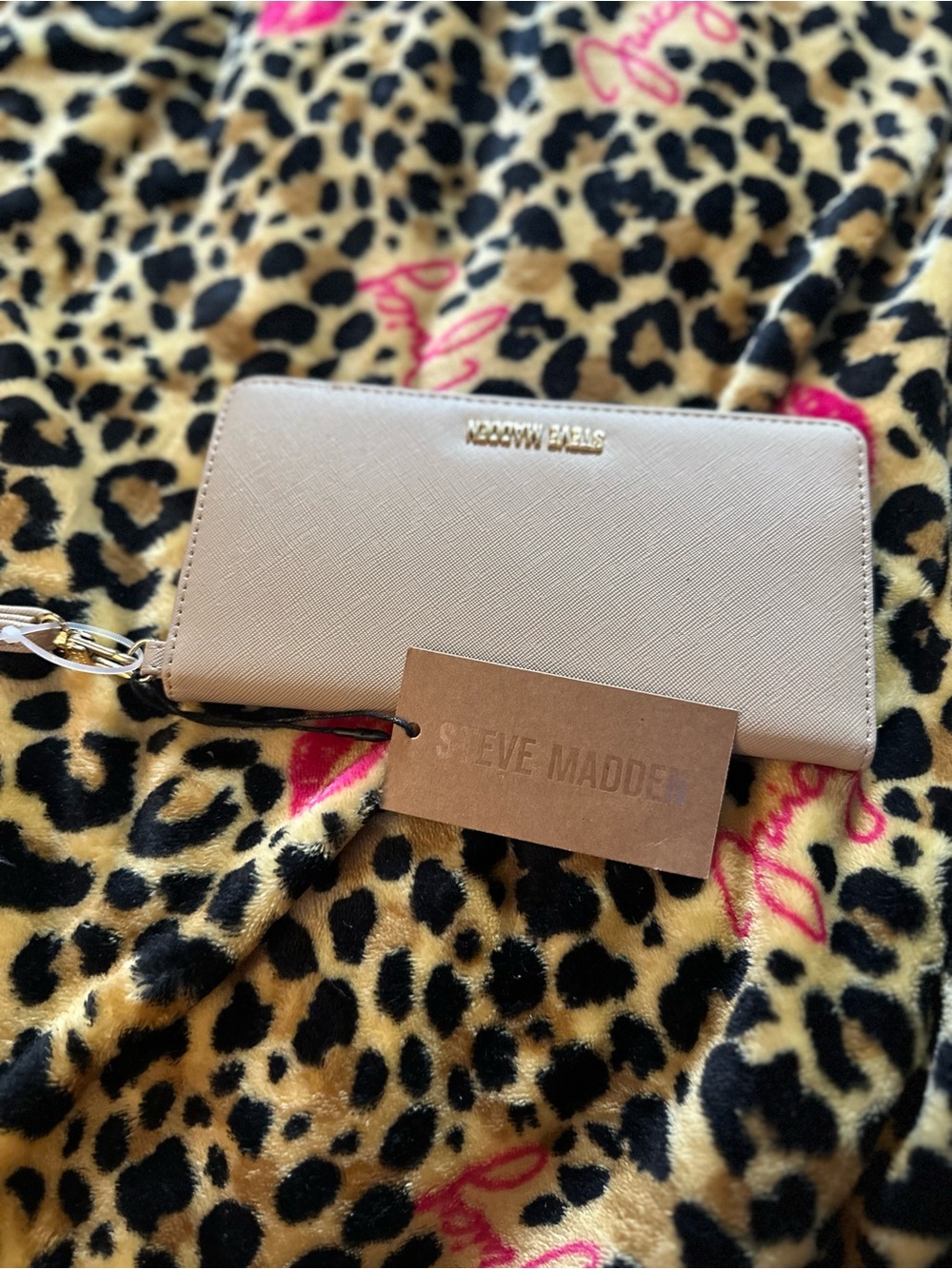 Steve Madden Women's mauve Zip-Around Wallet Wristlet